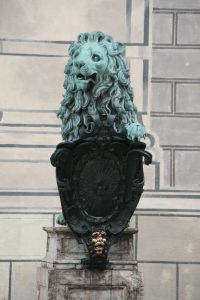 Die Löwen an die Eingangstore der Münchner Residenz bringen dank Lola Montez Glück
