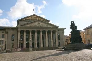 Die bayerisNachdem das Hoftheater sie abgelehnt hatte, bedrängte sie Ludwig I., sie auf die Bühne des National Theater zu lassen.che Staatsoper in München